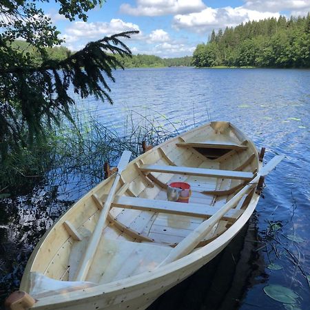 Tretopphytter Pa Grensen - Elghytta Med Robat Og Gjeddefiske Халден Екстериор снимка
